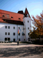 Schloss mit Armeemuseum und Flaggenmasten